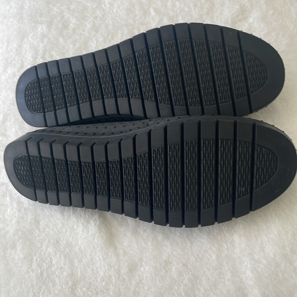 Easy Street - women’s black perforated slip-on shoes NwoT - Picture 2 of 3